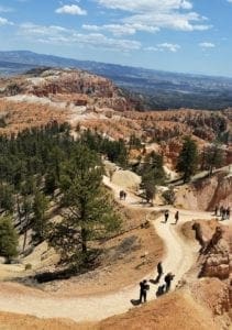 Hikers on the Queens Garden Trail in Bryce Canyon